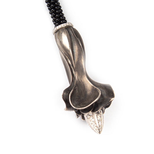 Schwarzes Strickcollier