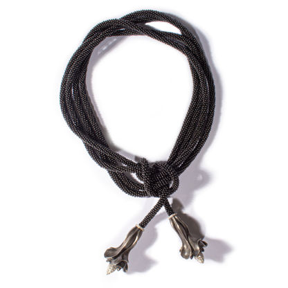 Schwarzes Strickcollier