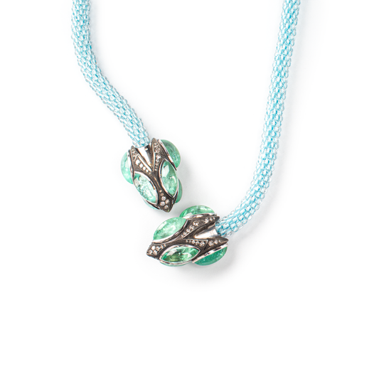 Blaues Strickcollier